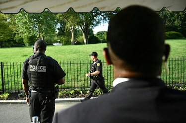 Presidente Trump evacuado de rueda de prensa tras disparos cerca de la Casa Blanca
