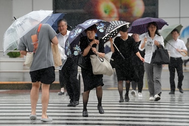 Japón, en alerta meteorológica y con vuelos y trenes cancelados por un poderoso tifón