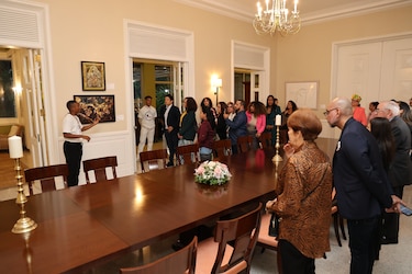 La colección de arte en la residencia de la embajadora estadounidense Mari Carmen Aponte