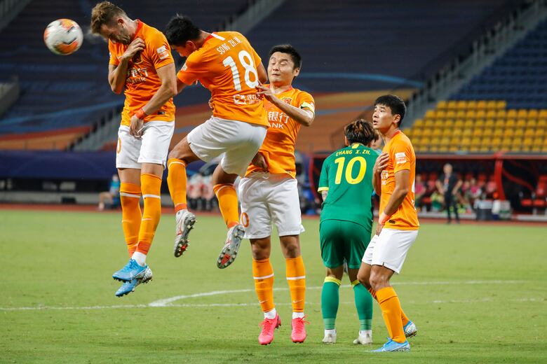 Entre lágrimas de emoción, aficionados del Wuhan vuelven a ver a su equipo en vivo