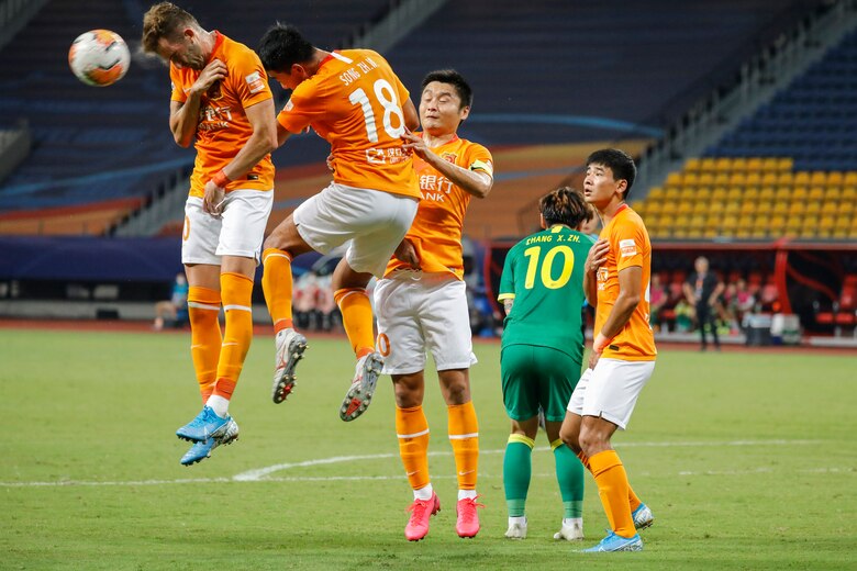 Entre lágrimas de emoción, aficionados del Wuhan vuelven a ver a su equipo en vivo