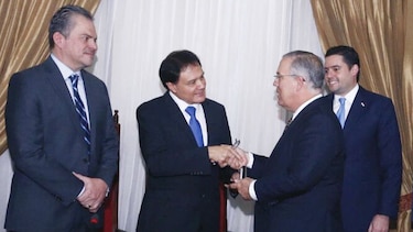 Entrega de reconocimiento al Dr. Rojas Pardini, por sus aportes en NeuroOrtodoncia