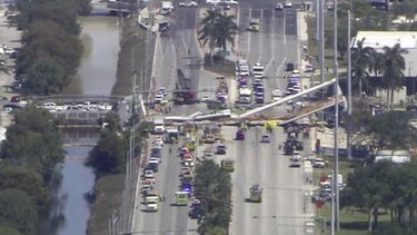 Al menos cuatro muertos al colapsar puente en Miami
