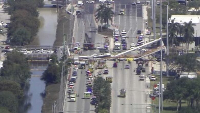 Al menos cuatro muertos al colapsar puente en Miami
