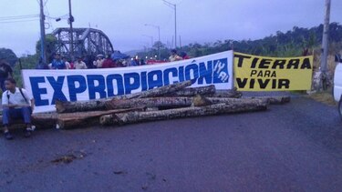 Manifestantes cierran el puente sobre el río Changuinola