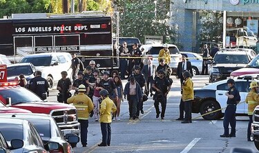 Policía detiene a hombre que se atrincheró en supermercado en Los Ángeles tras tiroteo