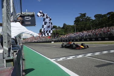 Verstappen imparte una nueva lección magistral en Imola
