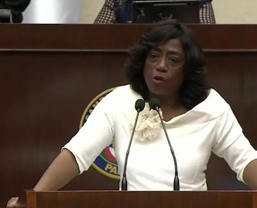 Bolo Flores anuncia que no refrendará la compra directa de las laptops y esta fue la reacción de la ministra