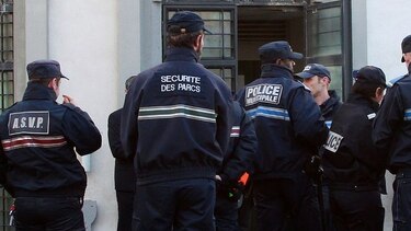 Fuerzas de élite en lugar donde fueron vistos sospechosos de atentado en París