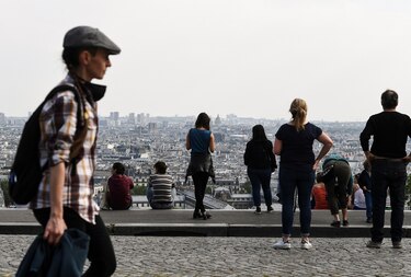Después de seis semanas de cuarentena, las calles de París, cada vez más transitadas