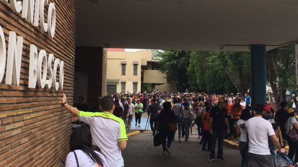 Venezolanos deciden hoy si desconocen al gobierno de Nicolás Maduro