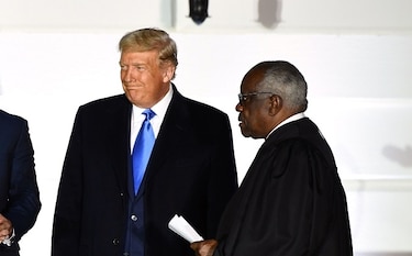 El juez Clarence Thomas sugiere revisar el matrimonio entre parejas del mismo sexo