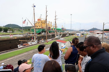 Velero de la Guardia Costera de Estados Unidos cruza el Canal de Panamá tras gira por el Pacífico