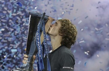 Zverev domina a Djokovic y gana la Copa Masters