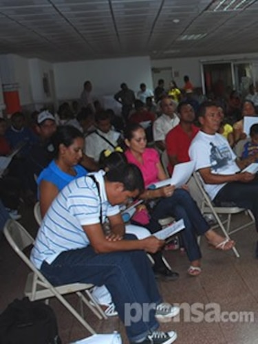 Docentes acuerdan en una asamblea volver mañana a las aulas