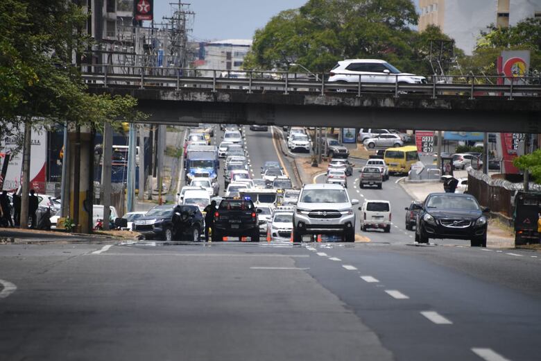 Pacientes renales cierran la vía Transístmica; piden suspensión de millonaria licitación