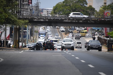 Pacientes renales cierran la vía Transístmica; piden suspensión de millonaria licitación