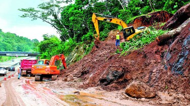 Derrumbes, secuelas del huracán Otto