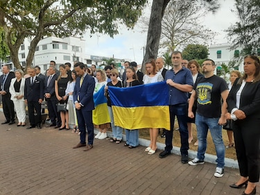 Izada de la bandera ucraniana y un minuto de silencio, en el primer aniversario de la guerra