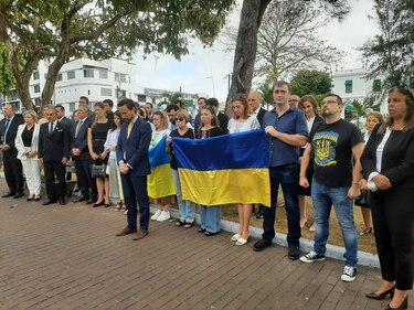 Izada de la bandera ucraniana y un minuto de silencio, en el primer aniversario de la guerra