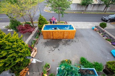 Un triatleta ciego y su pequeña caja para entrenar en casa