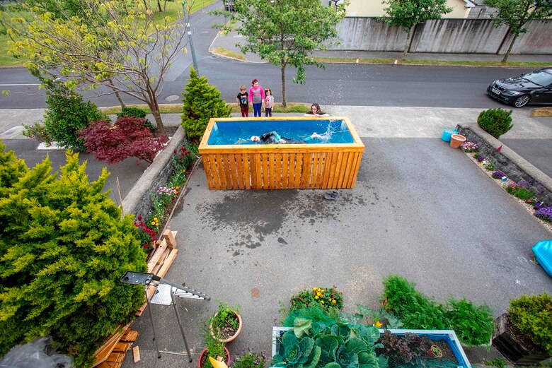 Un triatleta ciego y su pequeña caja para entrenar en casa