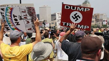 Despiden convención republicana con protestas contra Trump