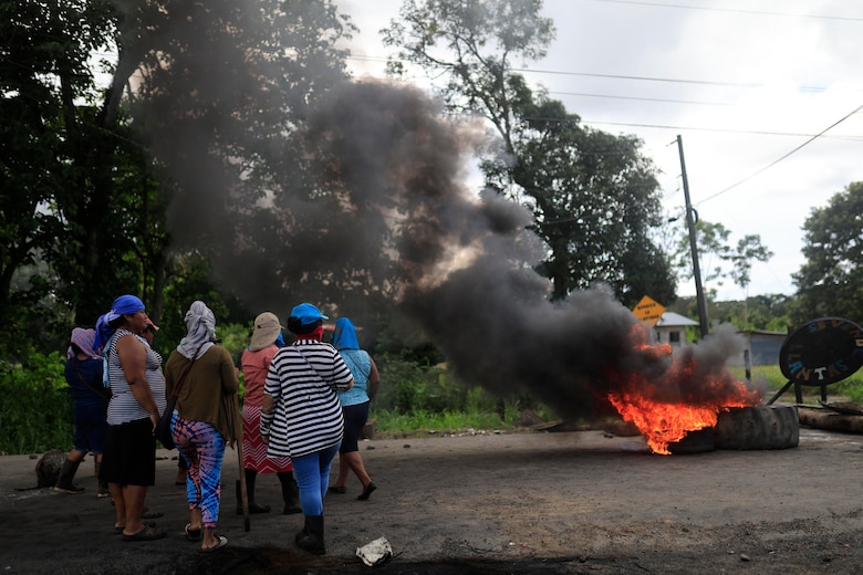 Fuegos artificiales como arma en las protestas contra la Ley 462