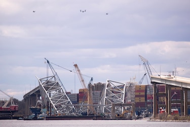 Continúan trabajos para quitar contenedores del barco Dali en Baltimore y limpiar el canal
