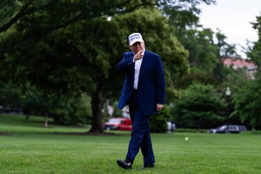 Trump medita retirar otros 3,000 millones de dólares en subvenciones a Harvard