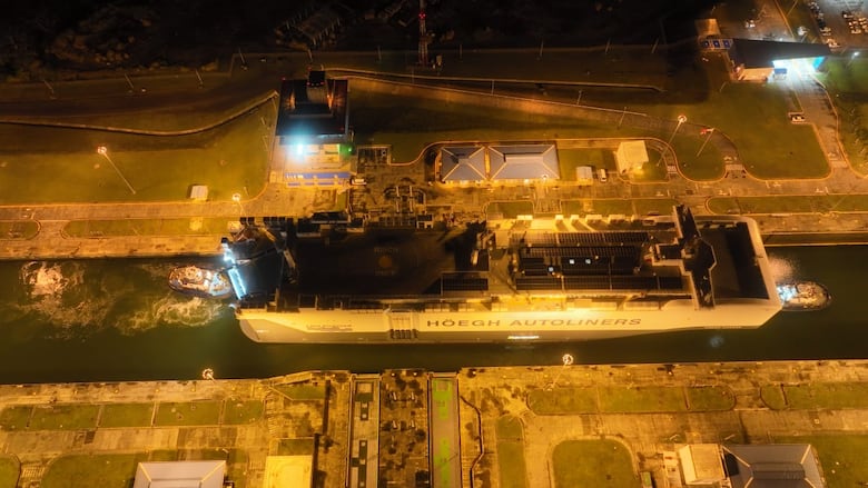 Canal de Panamá registra el tránsito del portavehículos más grande del mundo