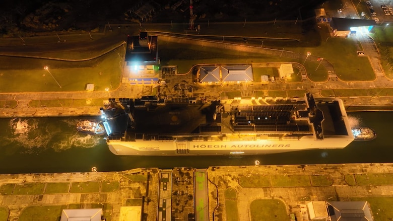 Canal de Panamá registra el tránsito del portavehículos más grande del mundo