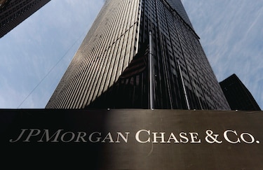 Trump demanda a JPMorgan y su CEO por 5,000 millones de dólares por excluirlo del banco