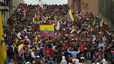 Miles de indígenas comienzan a marchar en Quito contra alza en precios de los combustibles