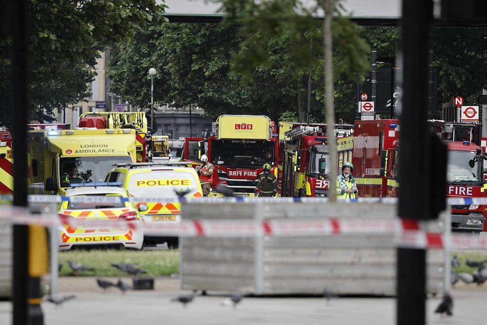 Bomberos controlan un espectacular incendio en el centro de la ciudad de Londres