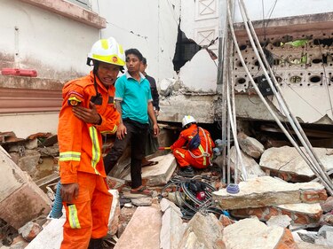 Miles de personas siguen viviendo en las calles de Birmania dos semanas después del sismo