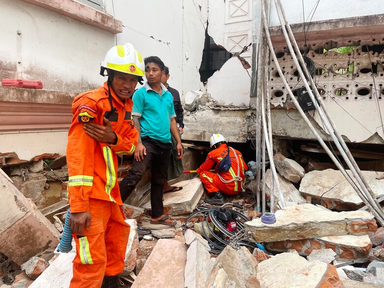 Miles de personas siguen viviendo en las calles de Birmania dos semanas después del sismo