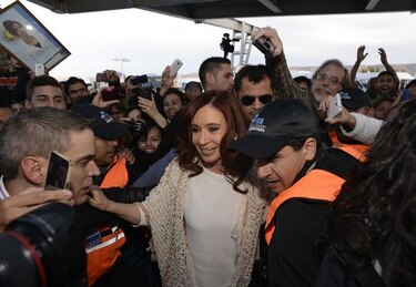 Multitud recibe a Kirchner citada a declarar por juez en Buenos Aires