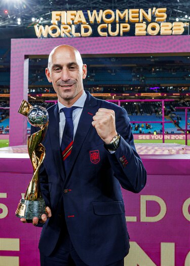 Un exárbitro denuncia a Luis Rubiales por el beso dado a la jugadora española Jennifer Hermoso