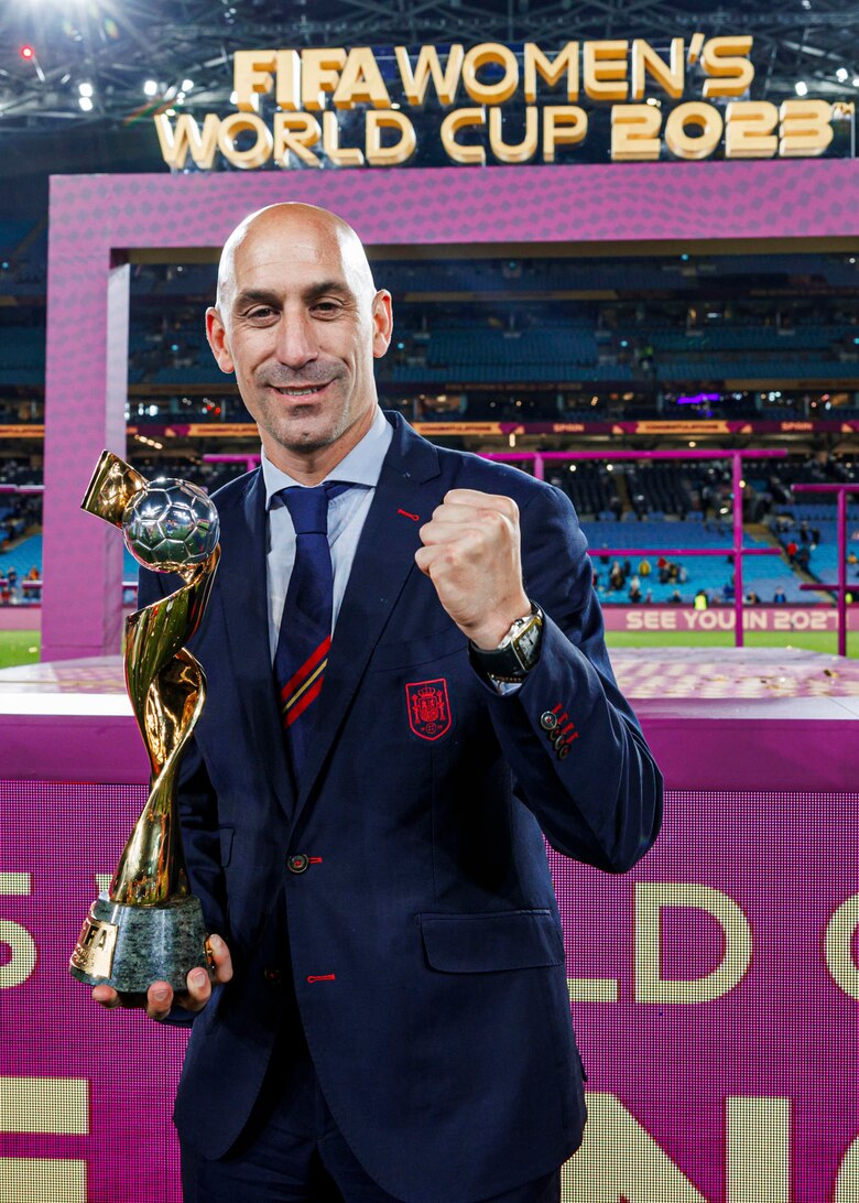 Un exárbitro denuncia a Luis Rubiales por el beso dado a la jugadora española Jennifer Hermoso