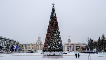 Escándalo en una ciudad de Rusia por un árbol de Navidad ‘demasiado caro’