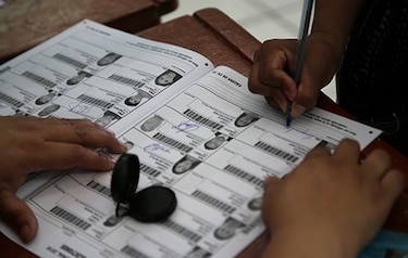 Peruanos votan no a la reelección de legisladores en referéndum