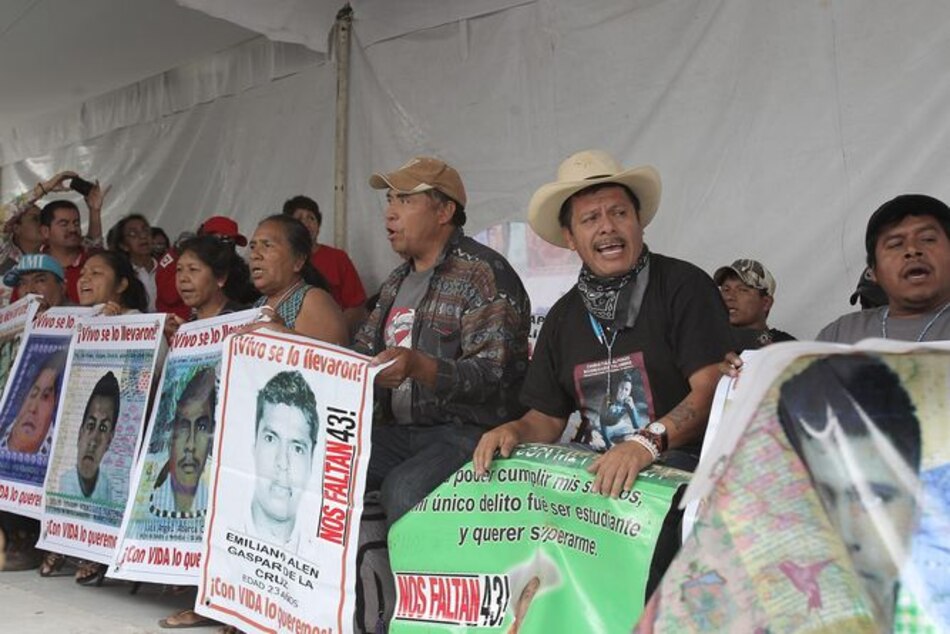 Padres de los 43 acaban ayuno y llaman a mexicanos a marchar por aniversario