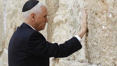 Mike Pence se recoge ante el Muro de los Lamentos, los palestinos se manifiestan
