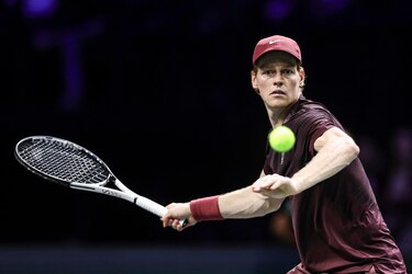 Sinner brilla en París y avanza con paso firme