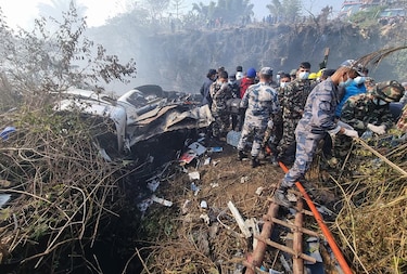 Un avión con al menos 70 personas a bordo se estrella en el centro de Nepal