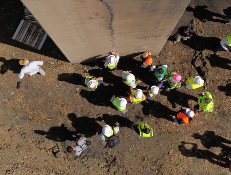 Con el embajador presente, ingenieros de Estados Unidos evalúan el puente de las Américas