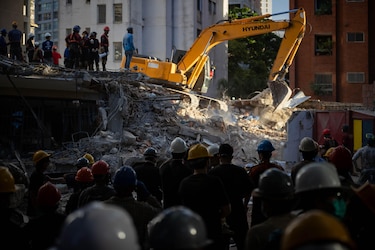 La maquinaria y rescatistas llegan a la zona cero de los terremotos de Venezuela