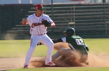 Tres equipos marcan el paso en el nacional Mayor