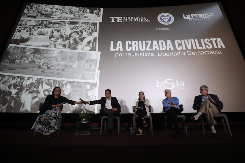 Civilistas alertan: se ganó la democracia, pero las instituciones siguen fallando